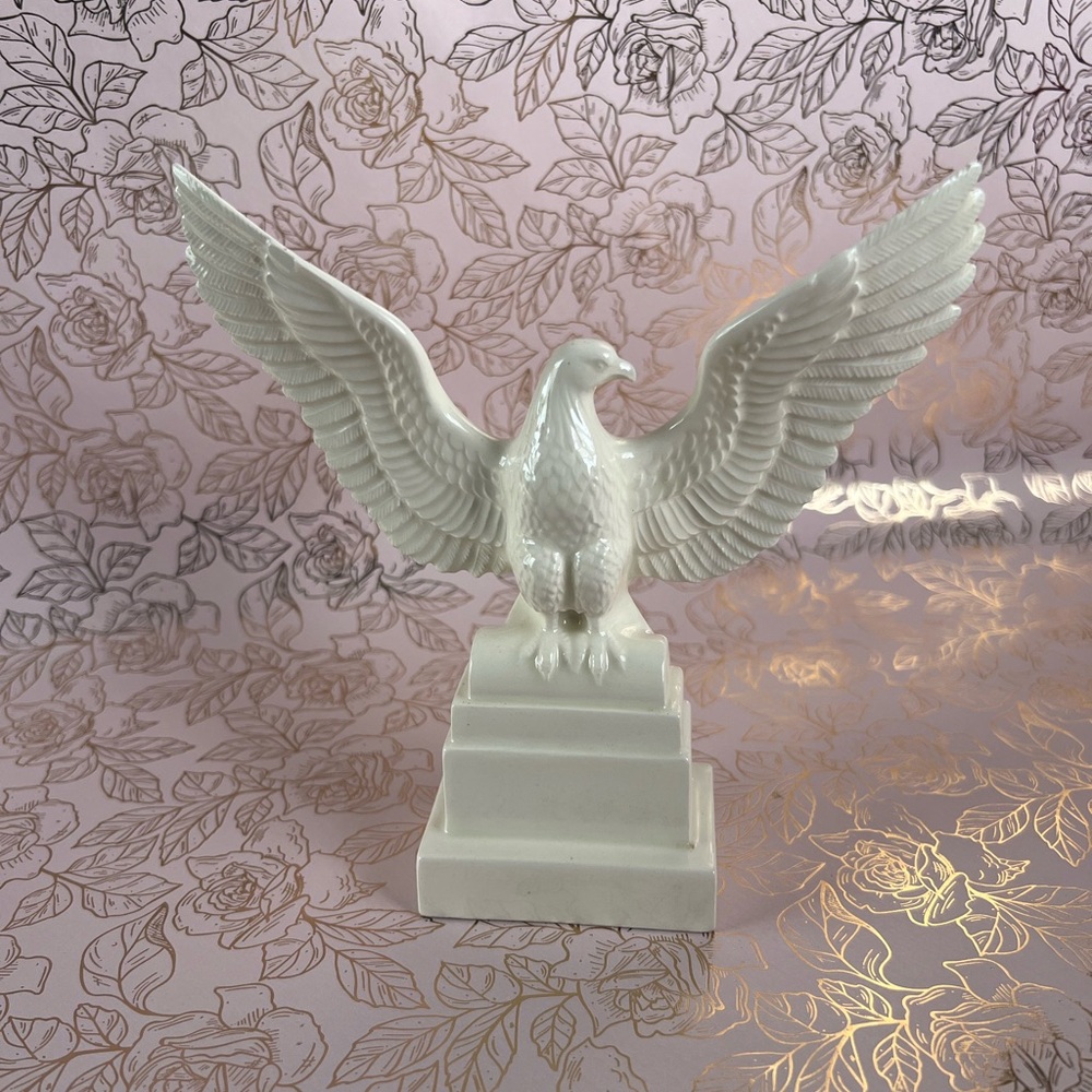 Bald eagle figurine with spread wings (*B)